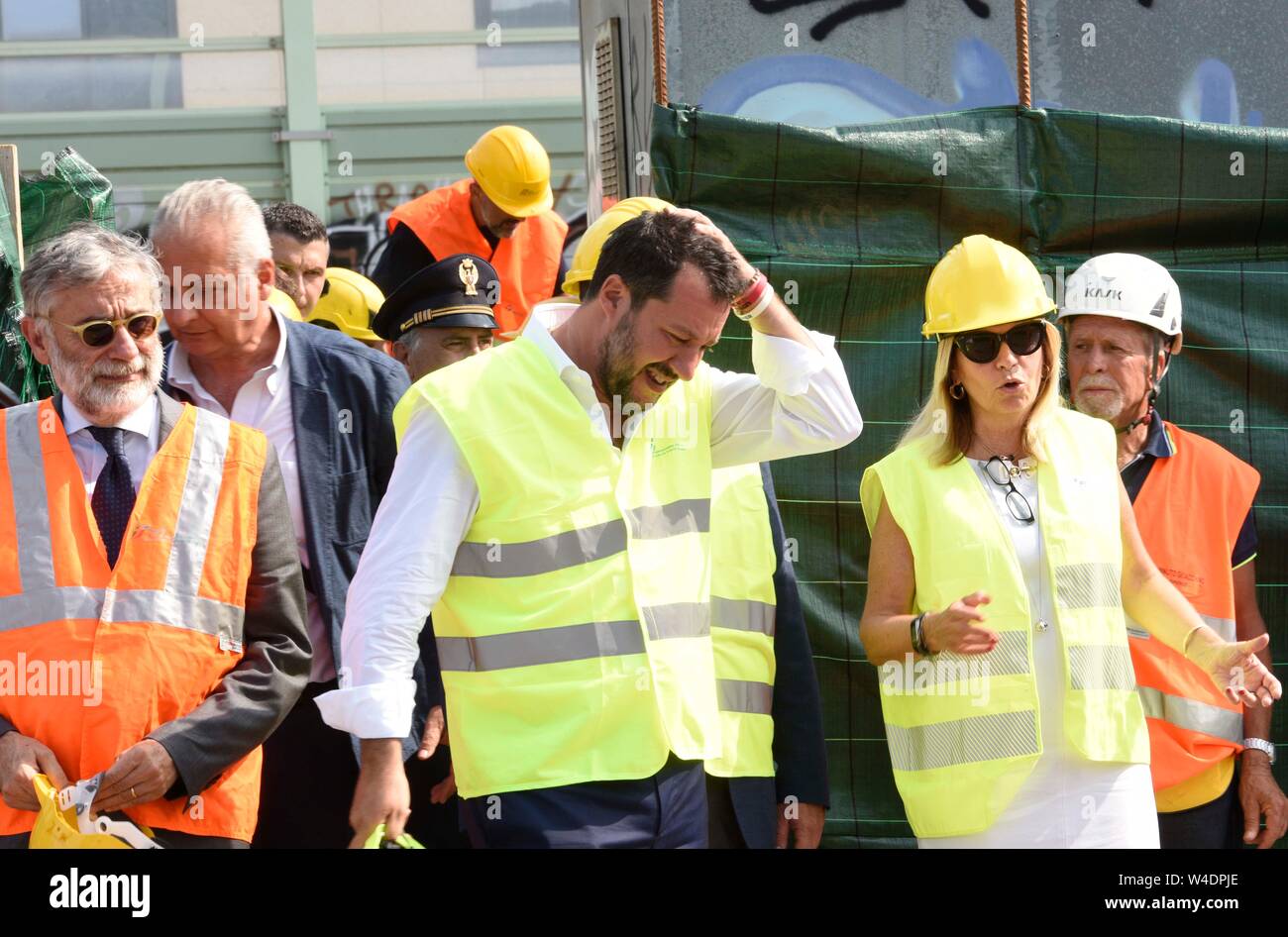 Firenze, Italia. 22 juillet, 2019. Foto Stefano Cavicchi/LaPresse22-07-2019 FIRENZE, Italia e treni dans PoliticaCentraline bruciate ritardo, Salvini alla stazione di Firenze Rovezzano dopo attentato Nella foto : Salvini durante il sopralluogoFoto Stefano Cavicchi/LaPresse Juillet 22th, 2019 Florence, Italie le chaos dans PoliticsRail Florence après l'incendie suspect sur le haut-débit lineIn pic : Le ministre de l'intérieur, Matteo Salvini sur les lieux de l'incendie : Crédit LaPresse/Alamy Live News Banque D'Images