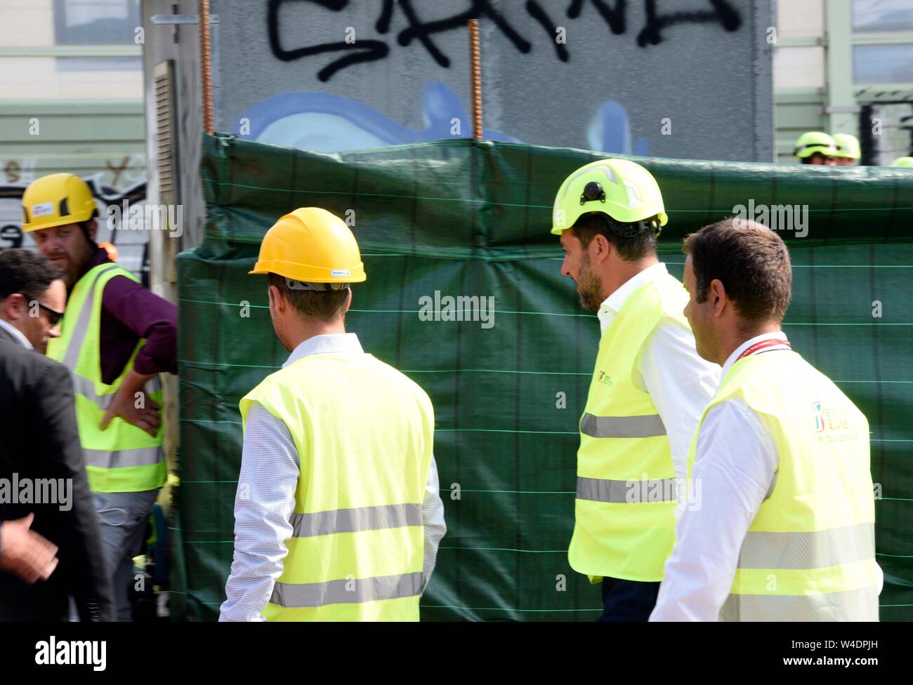 Firenze, Italia. 22 juillet, 2019. Foto Stefano Cavicchi/LaPresse22-07-2019 FIRENZE, Italia e treni dans PoliticaCentraline bruciate ritardo, Salvini alla stazione di Firenze Rovezzano dopo attentato Nella foto : Salvini durante il sopralluogoFoto Stefano Cavicchi/LaPresse Juillet 22th, 2019 Florence, Italie le chaos dans PoliticsRail Florence après l'incendie suspect sur le haut-débit lineIn pic : Le ministre de l'intérieur, Matteo Salvini sur les lieux de l'incendie : Crédit LaPresse/Alamy Live News Banque D'Images