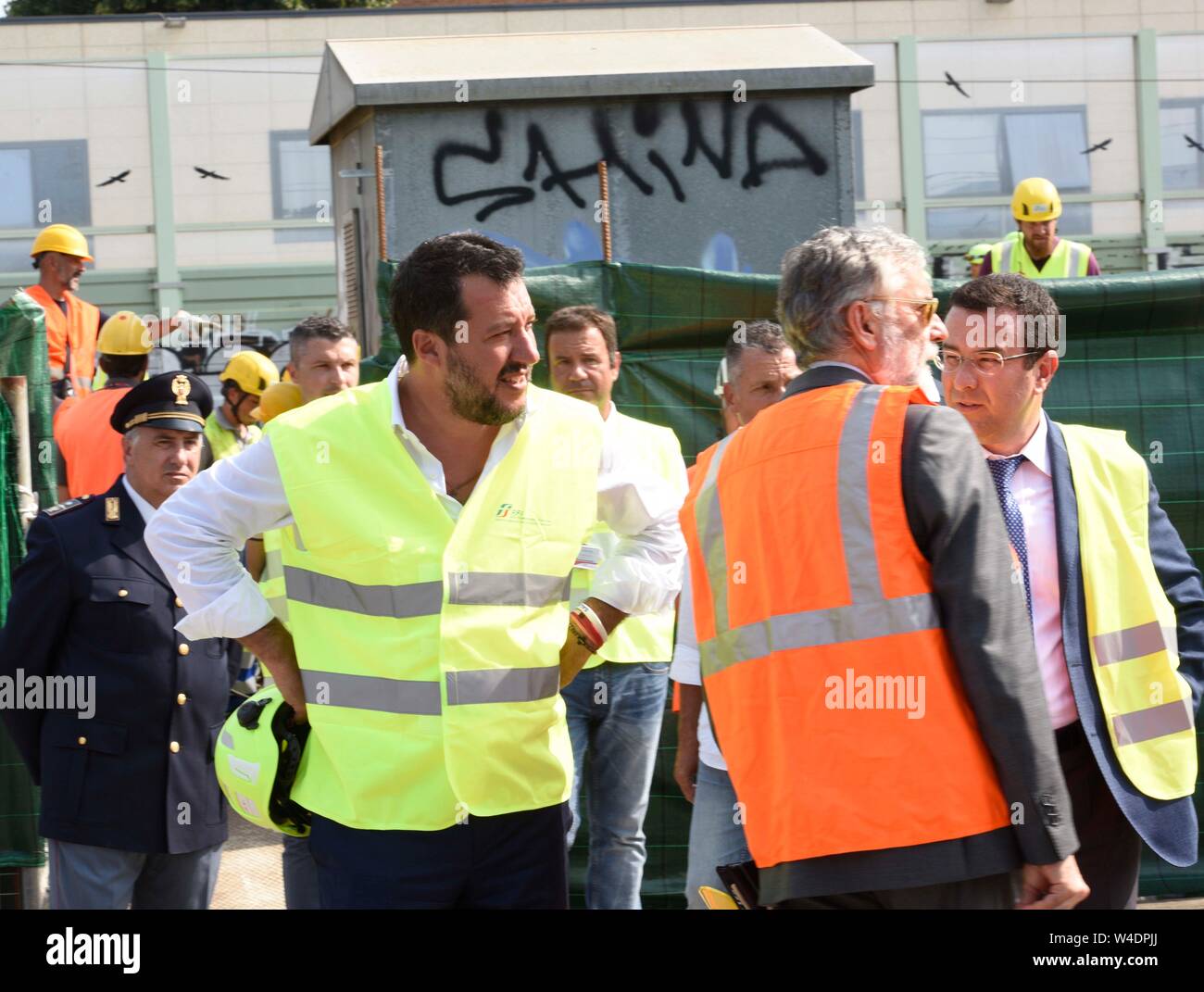 Firenze, Italia. 22 juillet, 2019. Foto Stefano Cavicchi/LaPresse22-07-2019 FIRENZE, Italia e treni dans PoliticaCentraline bruciate ritardo, Salvini alla stazione di Firenze Rovezzano dopo attentato Nella foto : Salvini durante il sopralluogoFoto Stefano Cavicchi/LaPresse Juillet 22th, 2019 Florence, Italie le chaos dans PoliticsRail Florence après l'incendie suspect sur le haut-débit lineIn pic : Le ministre de l'intérieur, Matteo Salvini sur les lieux de l'incendie : Crédit LaPresse/Alamy Live News Banque D'Images