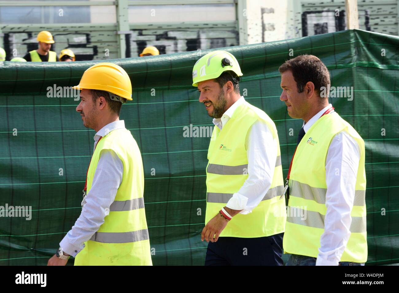 Firenze, Italia. 22 juillet, 2019. Foto Stefano Cavicchi/LaPresse22-07-2019 FIRENZE, Italia e treni dans PoliticaCentraline bruciate ritardo, Salvini alla stazione di Firenze Rovezzano dopo attentato Nella foto : Salvini durante il sopralluogoFoto Stefano Cavicchi/LaPresse Juillet 22th, 2019 Florence, Italie le chaos dans PoliticsRail Florence après l'incendie suspect sur le haut-débit lineIn pic : Le ministre de l'intérieur, Matteo Salvini sur les lieux de l'incendie : Crédit LaPresse/Alamy Live News Banque D'Images