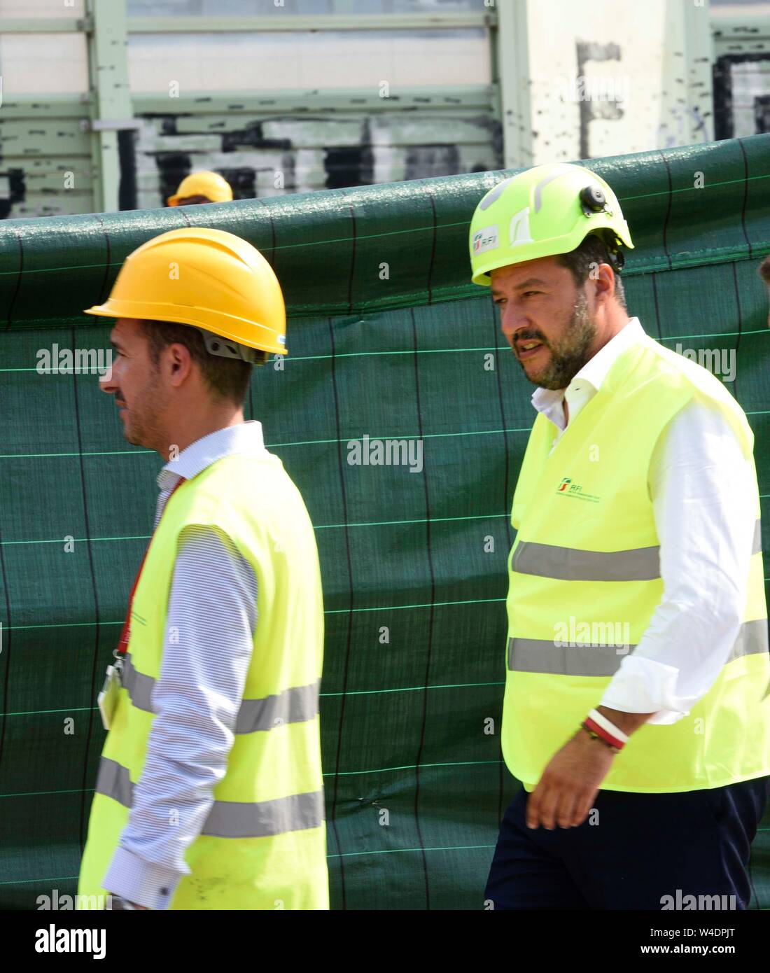 Firenze, Italia. 22 juillet, 2019. Foto Stefano Cavicchi/LaPresse22-07-2019 FIRENZE, Italia e treni dans PoliticaCentraline bruciate ritardo, Salvini alla stazione di Firenze Rovezzano dopo attentato Nella foto : Salvini durante il sopralluogoFoto Stefano Cavicchi/LaPresse Juillet 22th, 2019 Florence, Italie le chaos dans PoliticsRail Florence après l'incendie suspect sur le haut-débit lineIn pic : Le ministre de l'intérieur, Matteo Salvini sur les lieux de l'incendie : Crédit LaPresse/Alamy Live News Banque D'Images