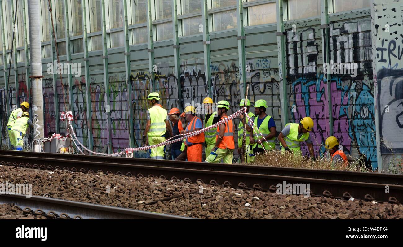 Firenze, Italia. 22 juillet, 2019. Foto Stefano Cavicchi/LaPresse22-07-2019 FIRENZE, Italia e treni dans PoliticaCentraline bruciate ritardo, Salvini alla stazione di Firenze Rovezzano dopo attentato Nella foto : Salvini durante il sopralluogoFoto Stefano Cavicchi/LaPresse Juillet 22th, 2019 Florence, Italie le chaos dans PoliticsRail Florence après l'incendie suspect sur le haut-débit lineIn pic : Le ministre de l'intérieur, Matteo Salvini sur les lieux de l'incendie : Crédit LaPresse/Alamy Live News Banque D'Images