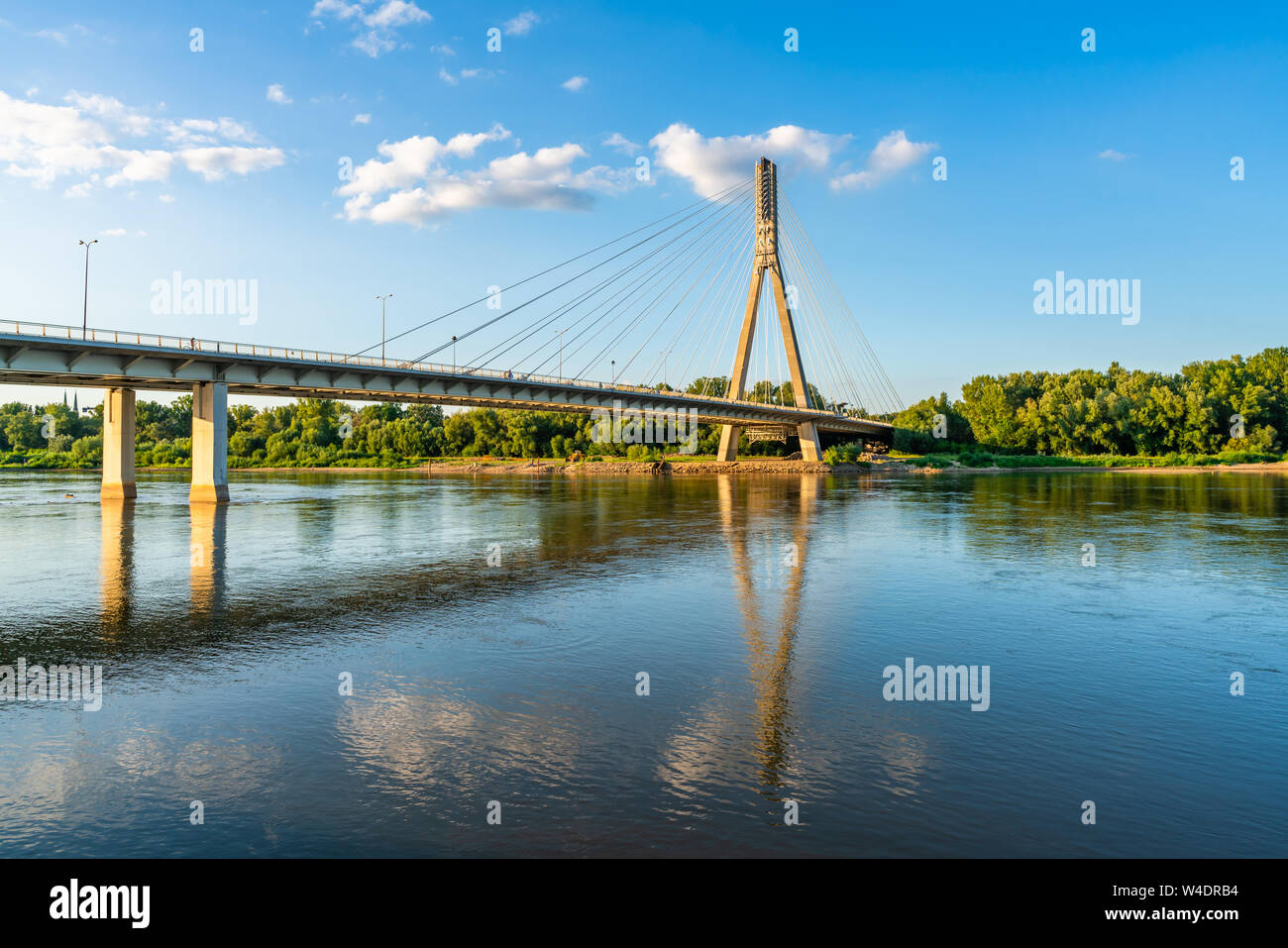 Varsovie, Pologne - 18 juillet 2019 : Ouvert le 06/10/2000, un 479 mètres de long Swietokrzyski pont à haubans sur la Vistule à Varsovie liens Powis Banque D'Images