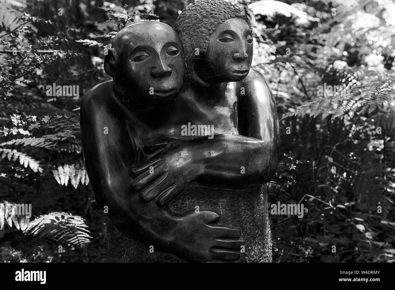 Les amoureux, une sculpture en pierre noire sur l'écran dans un parc de sculptures Banque D'Images