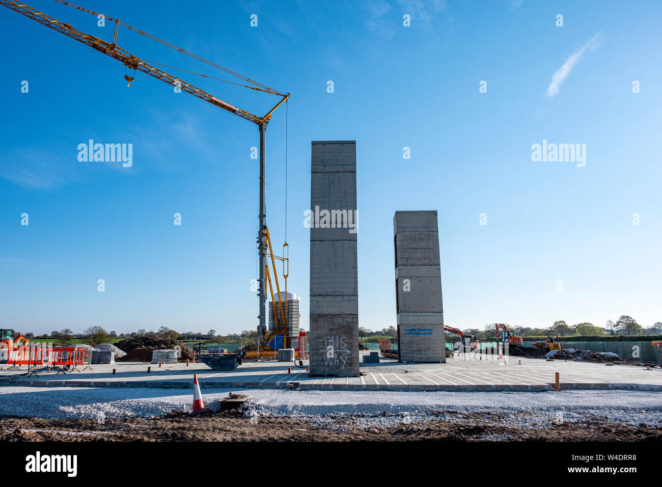 Les structures en béton avec cette manière et flèche écrit sur un chantier UK Banque D'Images