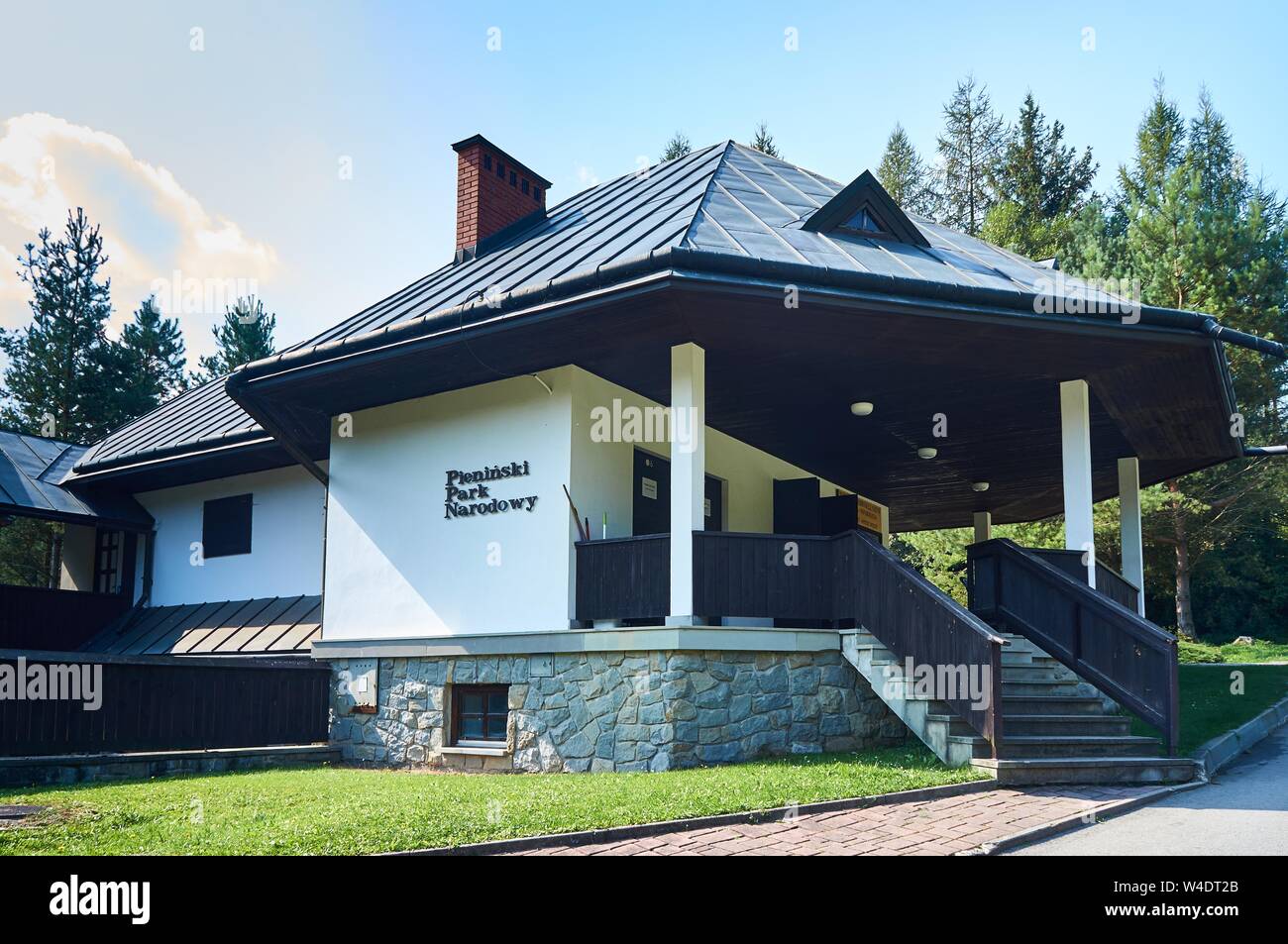 L'Administration dans le Parc National de Pieniny, dans Sromowce Nizne, Pologne, septembre ensoleillé jour. Le Parc National de Pieniny - Polish : Parc Pieninski Narod Banque D'Images