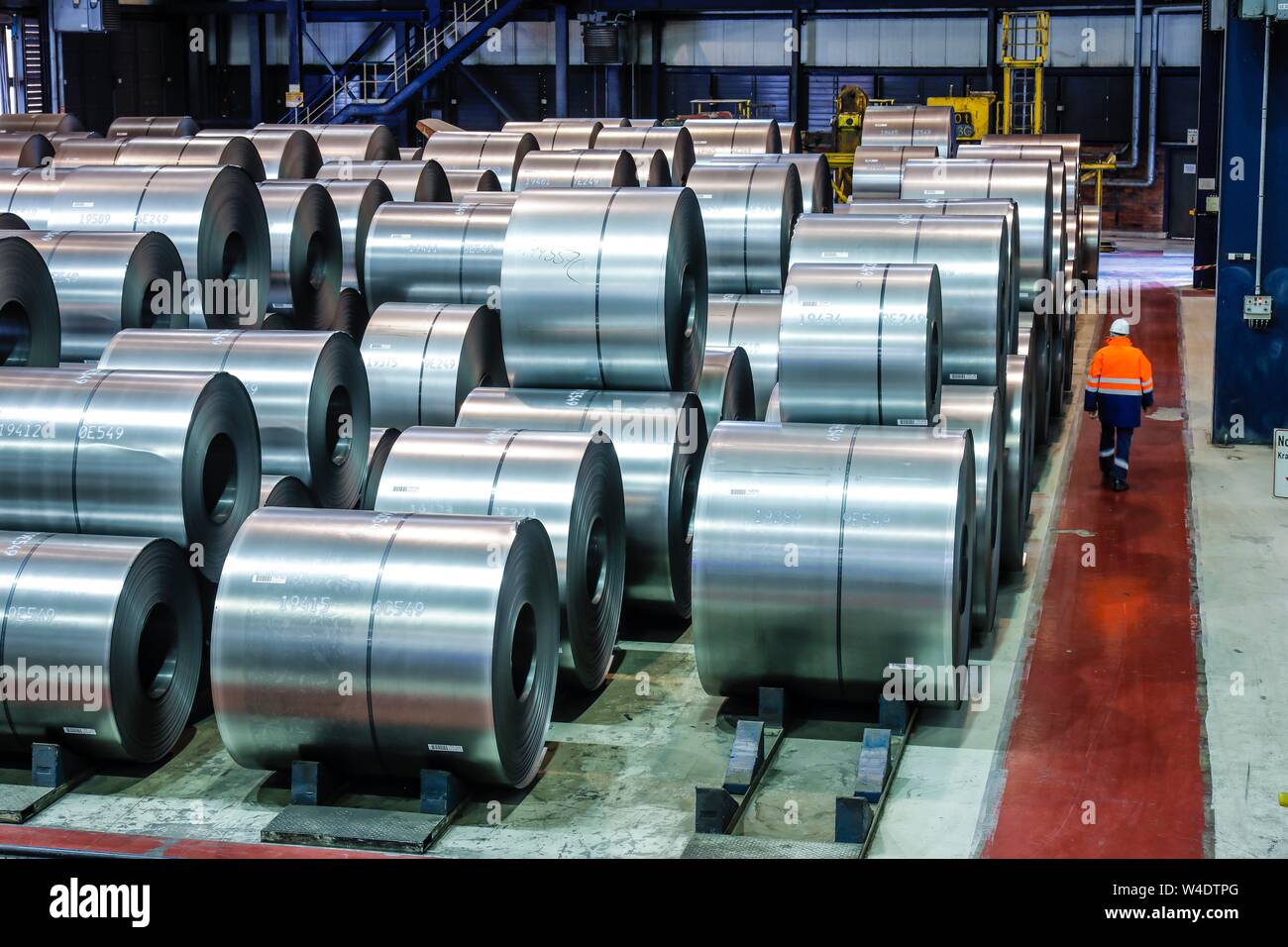 Les bobines d'acier dans un entrepôt, ThyssenKrupp Steel, Duisburg, Ruhr, Rhénanie du Nord-Westphalie, Allemagne Banque D'Images