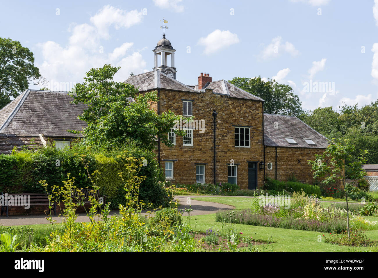 Le jardin clos, Delapre Abbey, on a sunny Summer 's day : Northampton, Royaume-Uni Banque D'Images