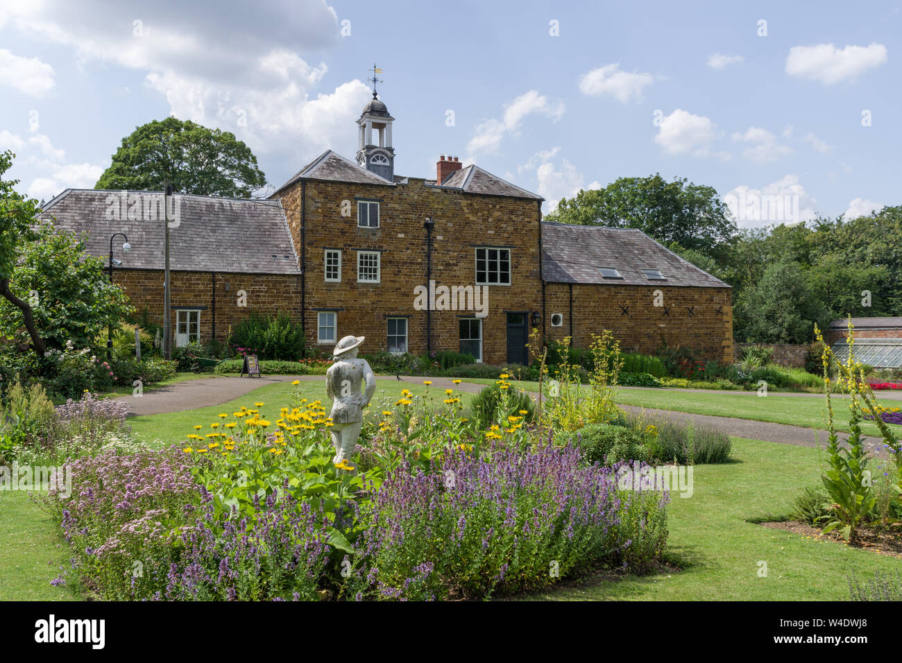 Le jardin clos, Delapre Abbey, on a sunny Summer 's day : Northampton, Royaume-Uni Banque D'Images