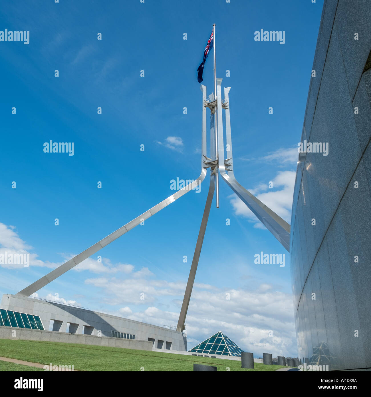 Majestic, mât moderne avec drapeau australien vol au-dessus de l'Australie, La Maison du parlement à Canberra, ACT. Banque D'Images