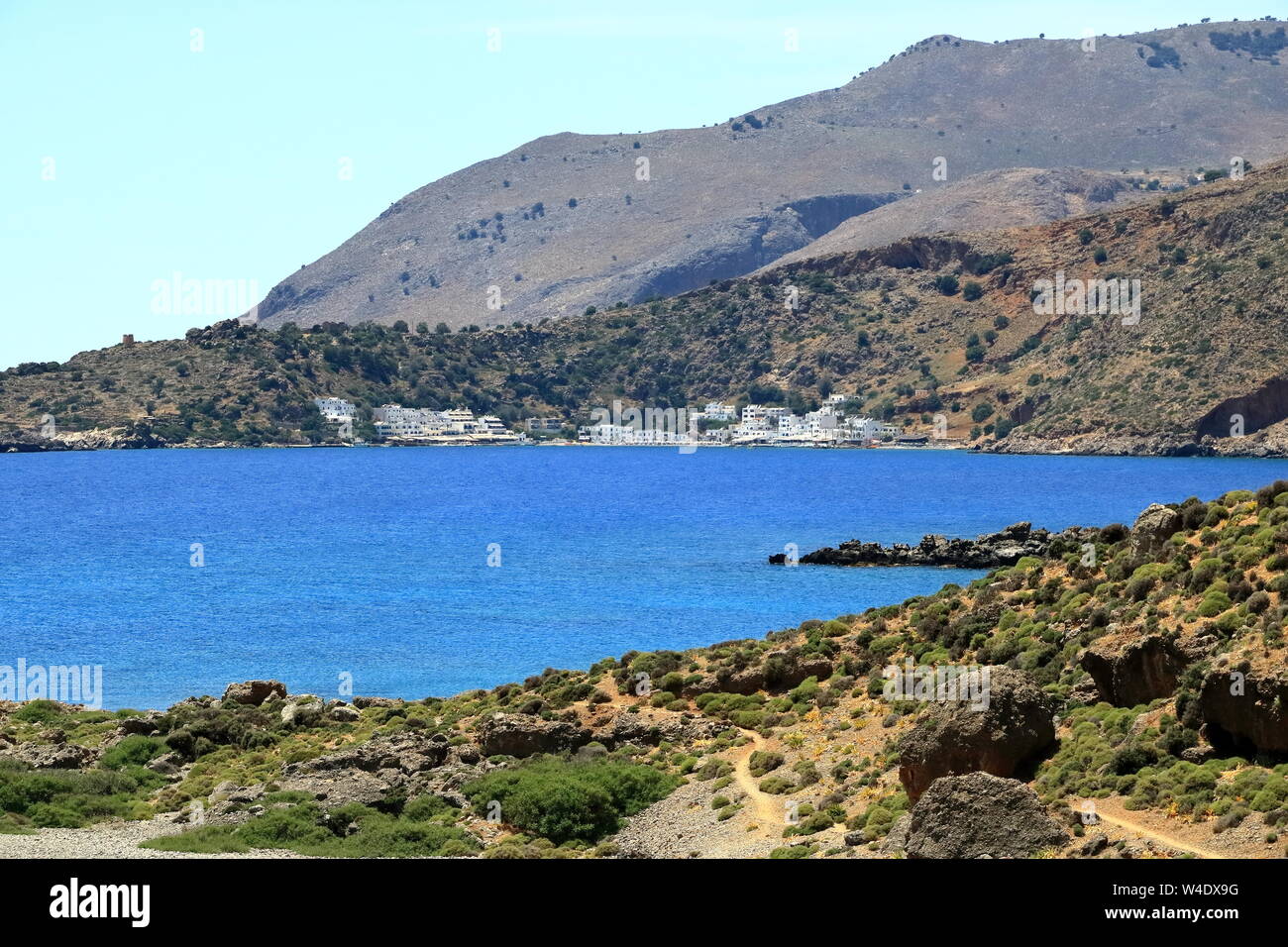L'eau claire de la baie de Loutro village sur l'île de Crète en Grèce Banque D'Images