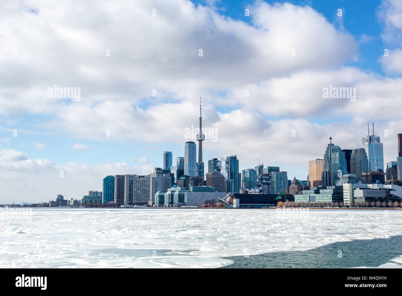 Toronto city skyline avec une glaciale du Lac Ontario en-avant. Banque D'Images
