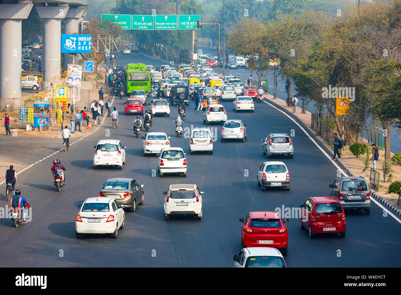 NEW DELHI - Dec 23 : la circulation automobile à New Delhi, ville couverts dans le smog Le 23 février. 2018 en Inde Banque D'Images