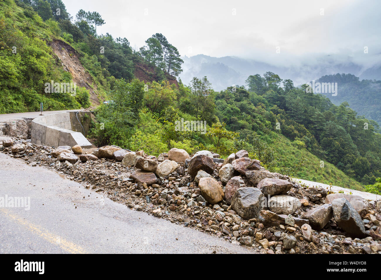 Dommages de la route et reconstruction après un tremblement de terre dans l'état d'Oaxaca Dans les zones rurales du Mexique Banque D'Images