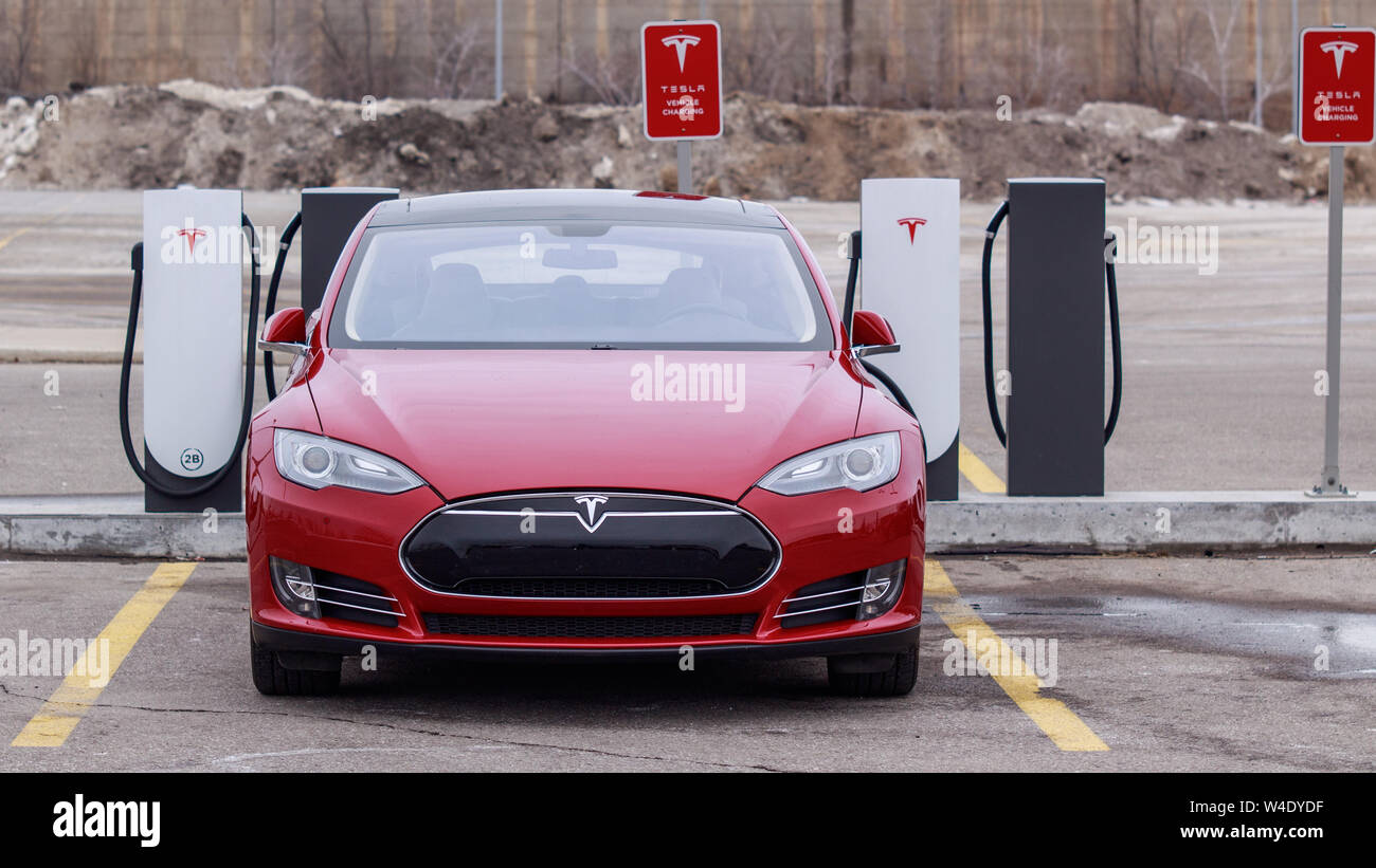 Tesla Model S garé branché en charge, à un surcompresseur urbain Tesla à CF Sherway Gardens, Toronto (Etobicoke) Banque D'Images