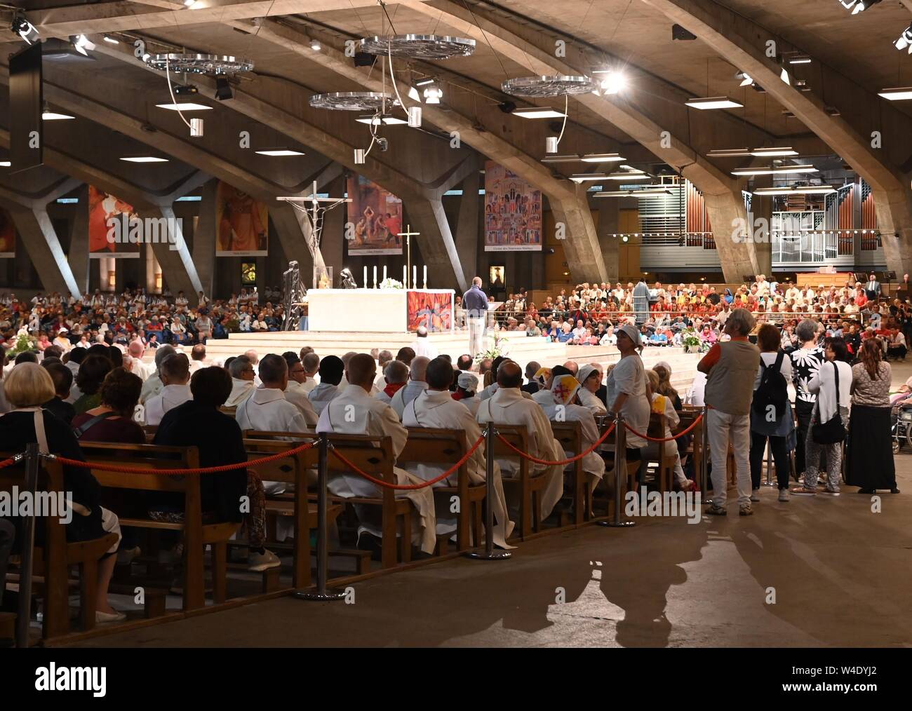 La participation à la messe internationale à la basilique souterraine de Lourdes, France Banque D'Images