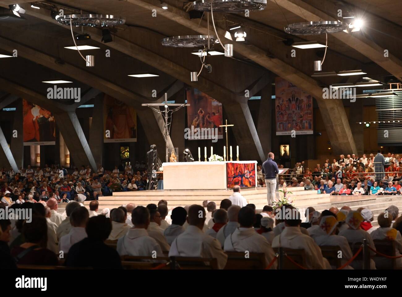 La participation à la messe internationale à la basilique souterraine de Lourdes, France Banque D'Images