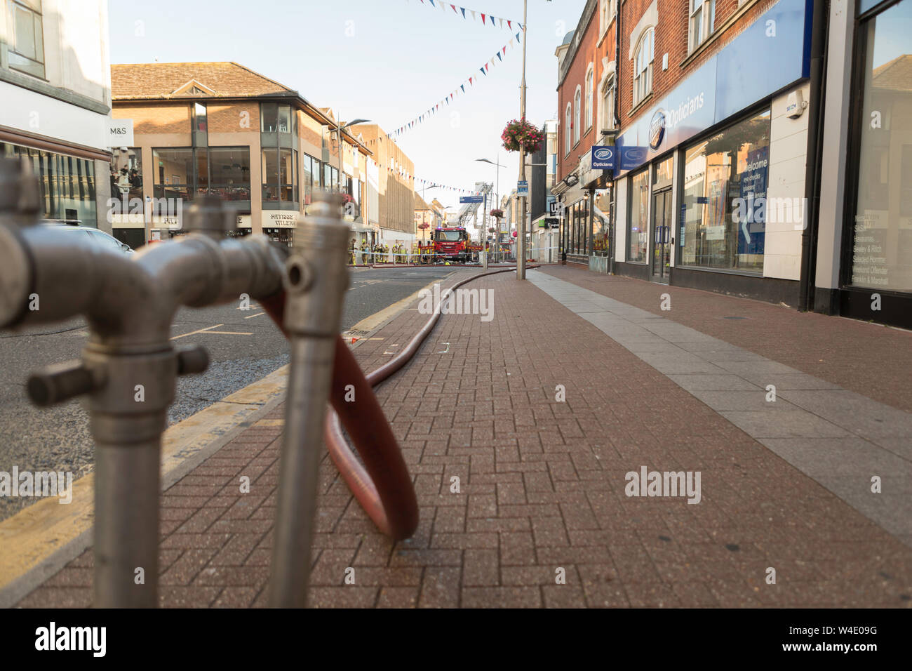 Southend on Sea, Royaume-Uni. 22 juillet 2019. Un incendie a éclaté au-dessus de H&M store dans la High Street. Au moins six appareils d'incendie sont sur les lieux de travail avec les équipes de pompiers pour éteindre le feu. Penelope Barritt/Alamy Live News Banque D'Images