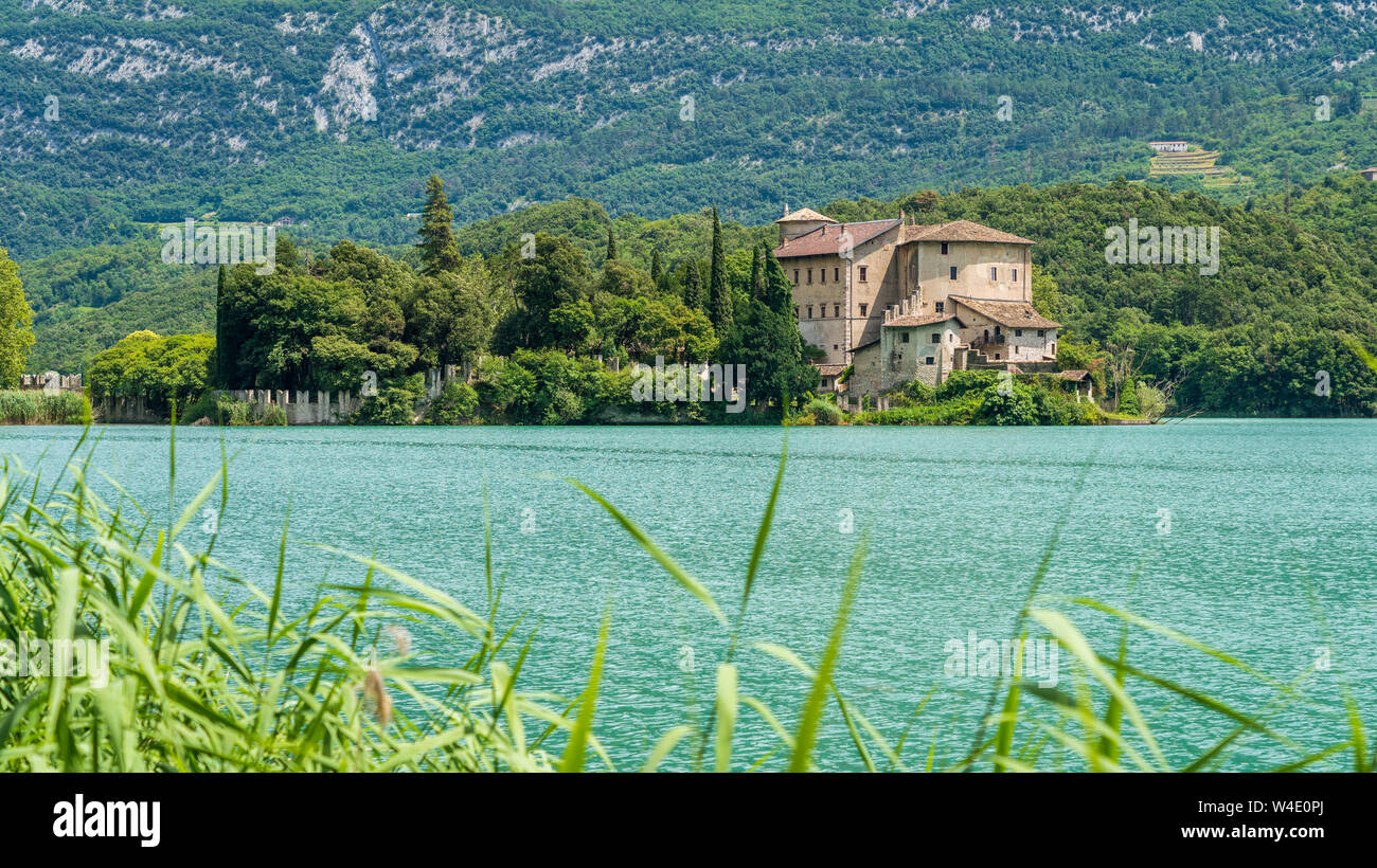 Lac et Castel Toblino, emplacement idyllique dans la province de Trente, Trentin-Haut-Adige, Italie du nord. Banque D'Images