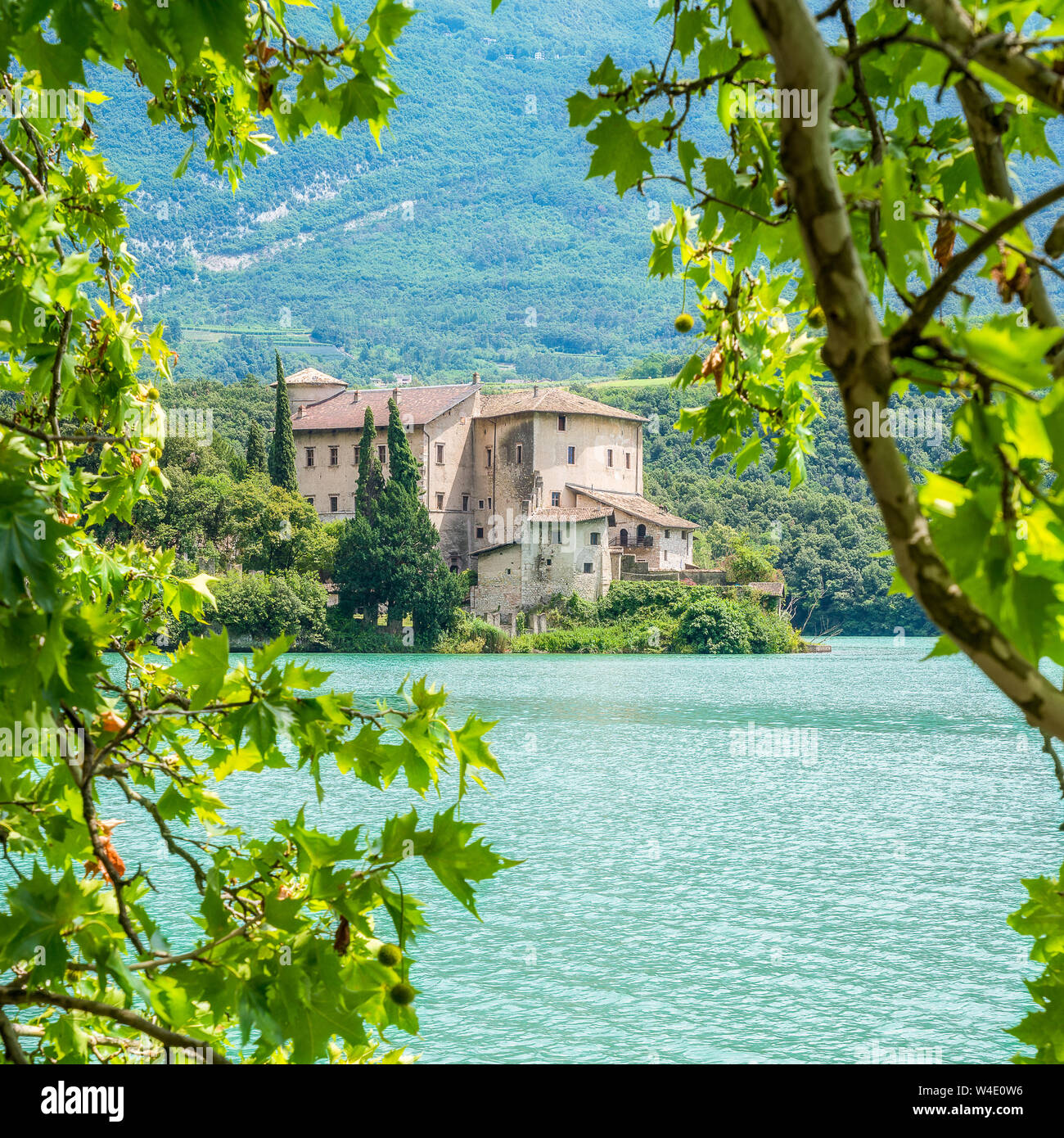 Lac et Castel Toblino, emplacement idyllique dans la province de Trente, Trentin-Haut-Adige, Italie du nord. Banque D'Images