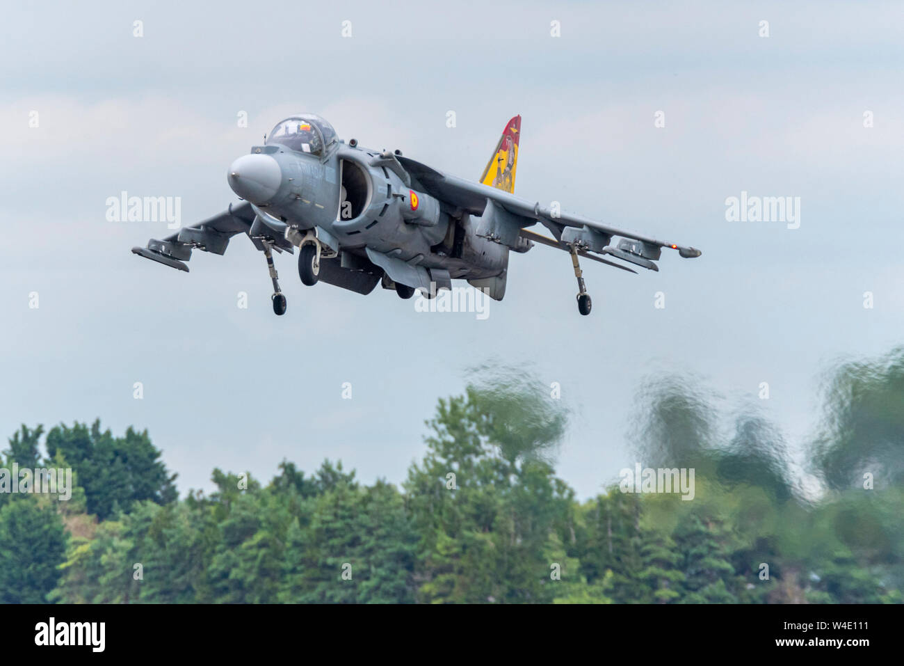 Avion de saut à réaction EAV-8B Harrier II de la marine espagnole au salon aérien Royal International Air Tattoo, RAF Fairford, Royaume-Uni. Décollage avec brume de chaleur Banque D'Images