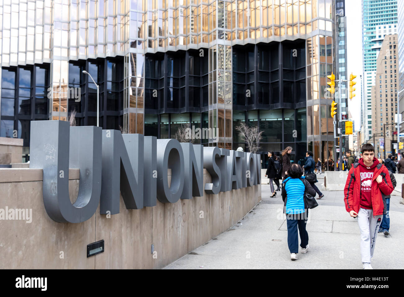 La gare Union signe sur Bay Street, à Toronto comme à pied par les navetteurs. Banque D'Images