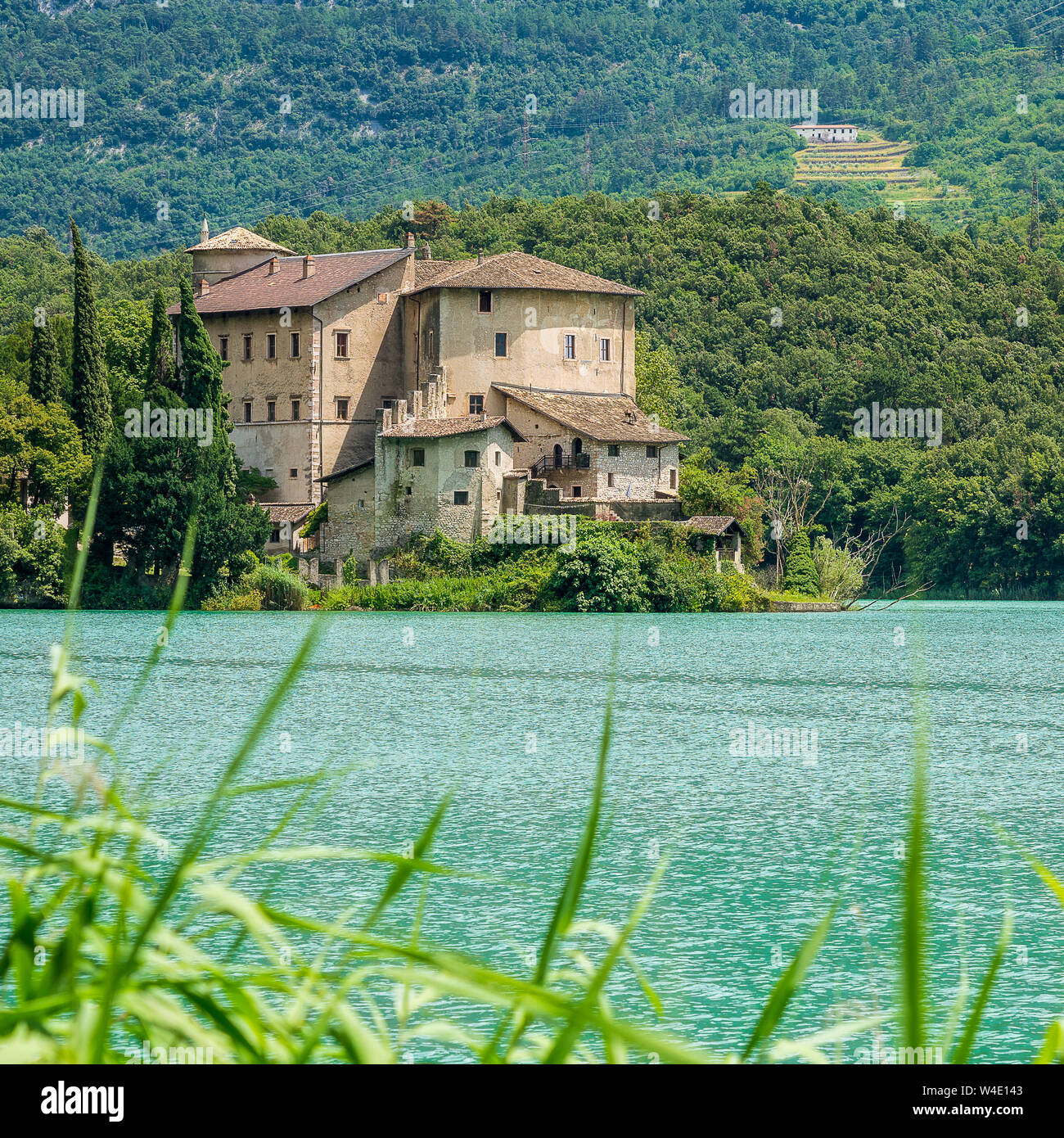 Lac et Castel Toblino, emplacement idyllique dans la province de Trente, Trentin-Haut-Adige, Italie du nord. Banque D'Images
