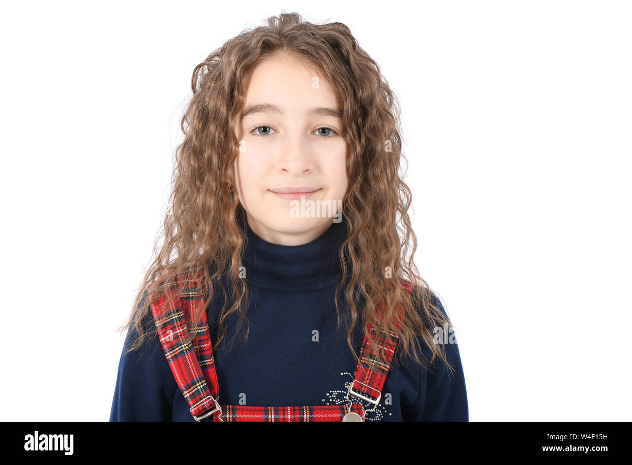 Portrait de l'adorable smiling écolière avec curl cheveux isolé sur un fond blanc. Photo haute résolution. La profondeur de champ. Banque D'Images