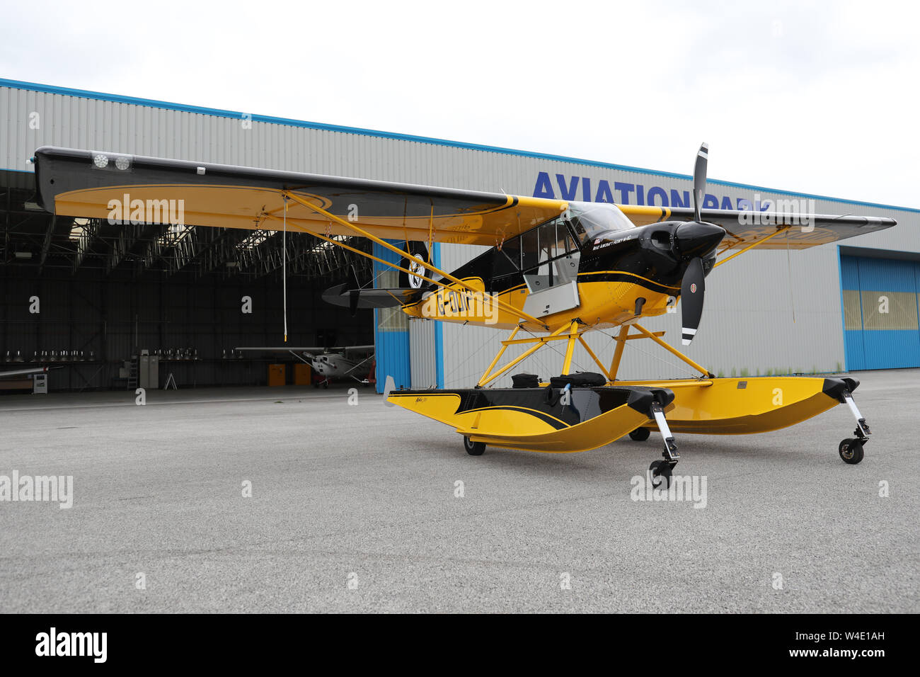 Un Beagle jaune un Husky-1C garé par le hangar de l'Aéroport Parc de l'Aviation, Hawarden, Chester, Royaume-Uni Banque D'Images