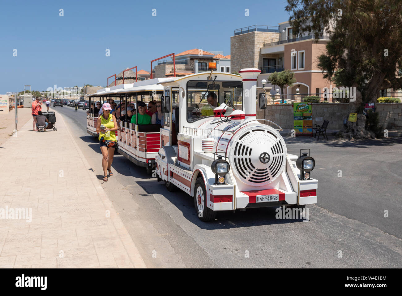 Le road train blanc - Visite guidée d'Analipsi, Crète, Grèce Banque D'Images