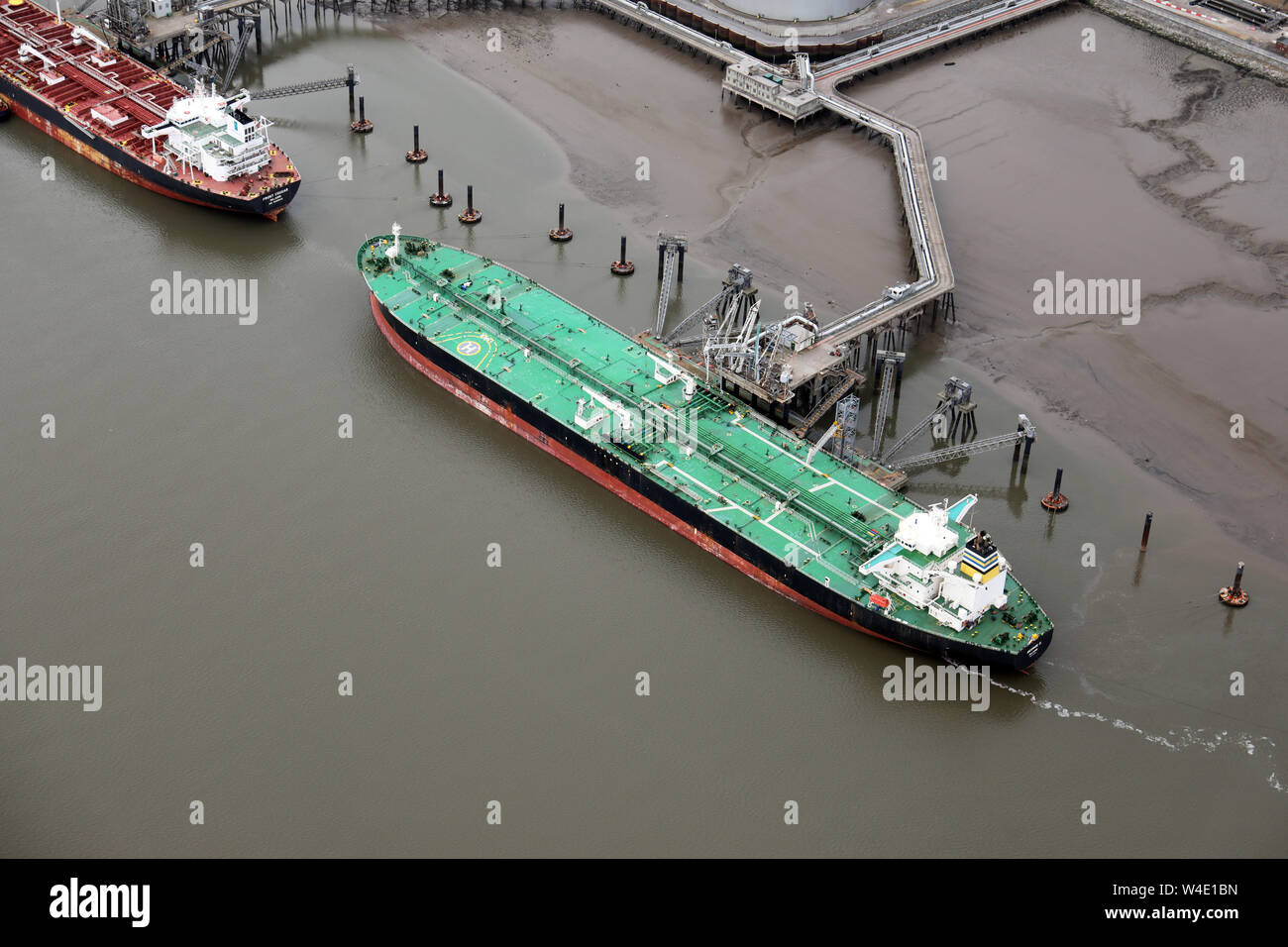 Vue aérienne de bateaux au terminal pétrolier Shell Tranmere jetty, Birkenhead, Merseyside Banque D'Images