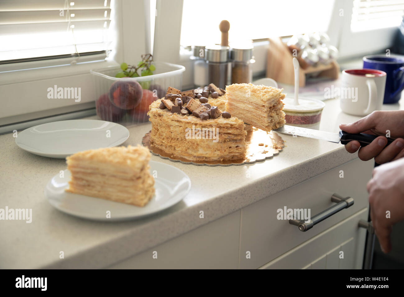 Hand Cutting A Birthday Cake With Decoration Cake Banque D Image Et Photos Alamy