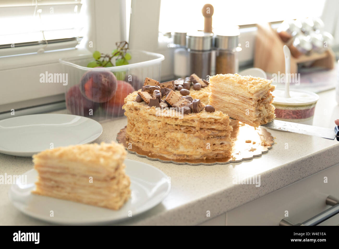 L Exces De L Homme Sur Le Point De Manger Un Gateau Photo Stock Alamy