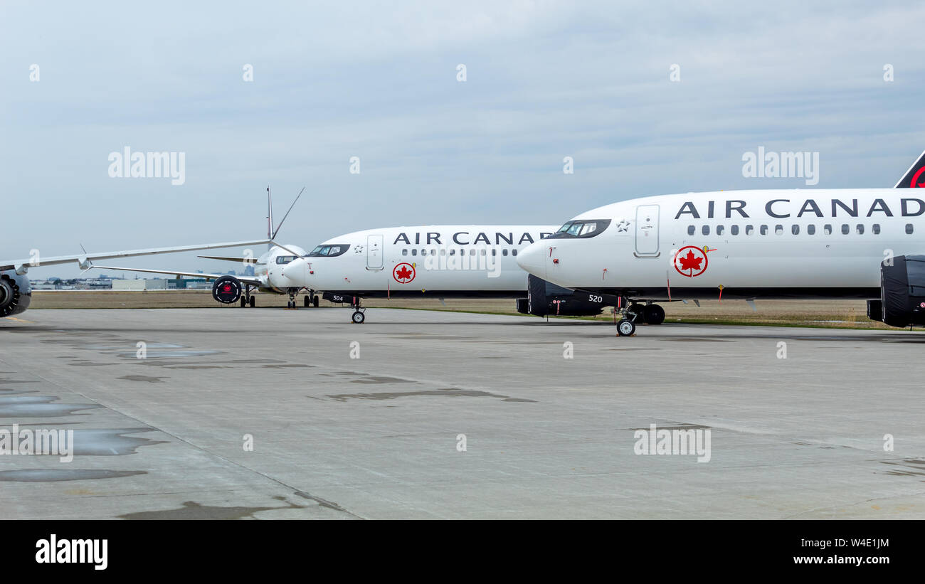 Boeing 737 d'Air Canada à la masse MAX'S in-stockage à l'aéroport international de Windsor. Banque D'Images