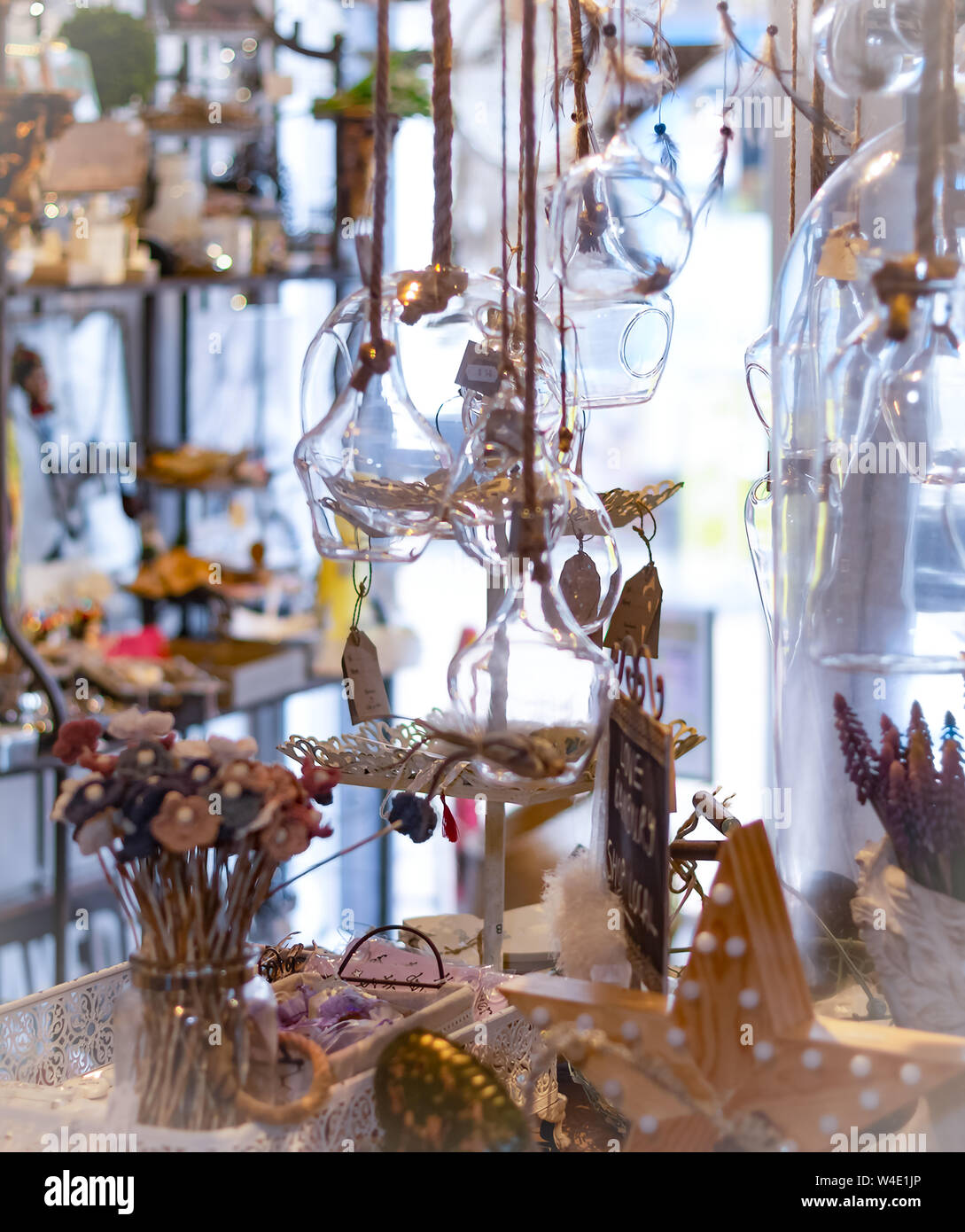 Verrerie et ornaments​ exposées dans un magasin indépendant désormais fermé, Banbury, Angleterre, Royaume-Uni. Les boutiques d'Indiens ont du mal à survivre dans de nombreux domaines. Banque D'Images