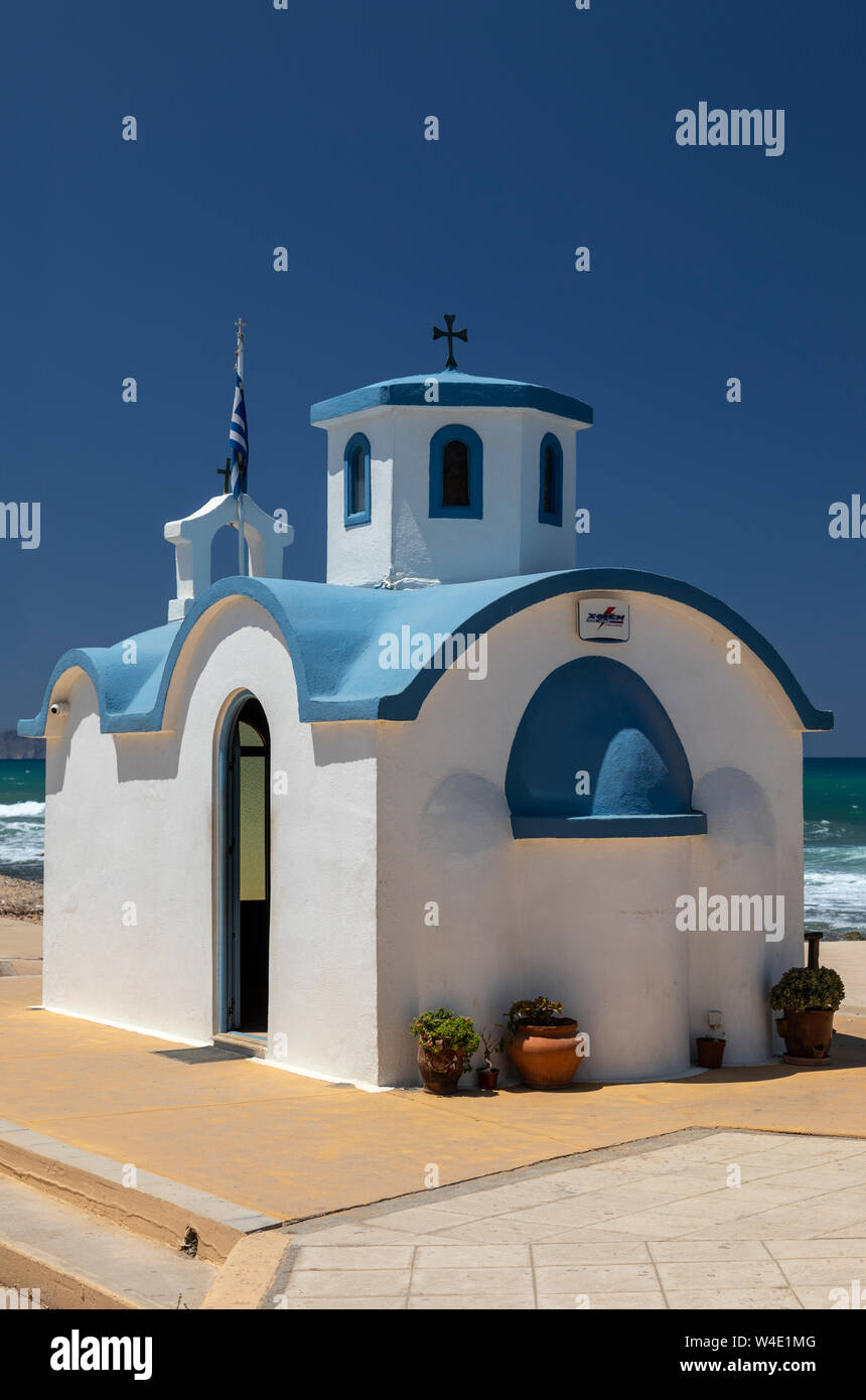 Pittoresque église d'Agia Marina. Une petite église grecque traditionnelle à Analipsi, Crète, Grèce Banque D'Images