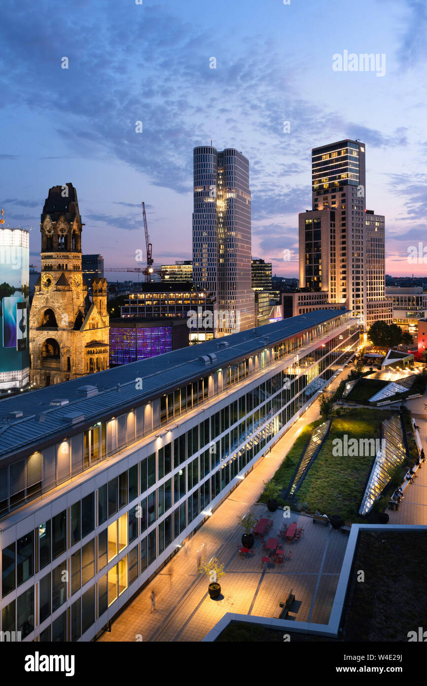 Les gratte-ciel modernes de Berlin près de la gare Zoologischer Garten de Berlin et du bikini après le coucher du soleil. Banque D'Images