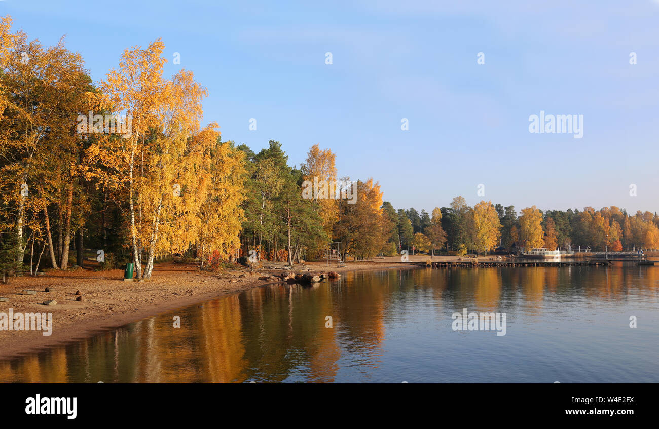 Amazing paysage pittoresque de Matinkylä beach situé à Espoo, en Finlande. Sur cette photo vous voyez jaune et vert des arbres avec des réflexions au cours de l'automne- Banque D'Images