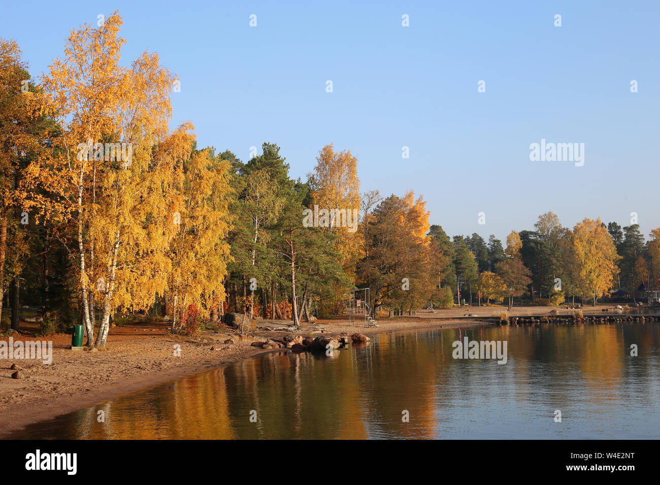 Amazing paysage pittoresque de Matinkylä beach situé à Espoo, en Finlande. Sur cette photo vous voyez jaune et vert des arbres avec des réflexions au cours de l'automne- Banque D'Images