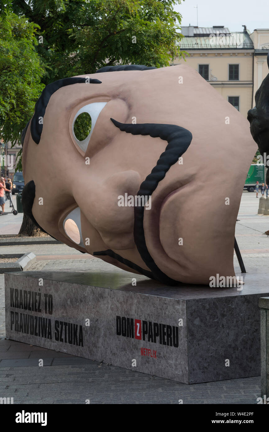 Masque de Salvador Dali la promotion de la nouvelle saison de la série Netflix 'La casa de papel" avec l'inscription 'Le vol est un véritable art', Comité permanent sur l'ami Banque D'Images