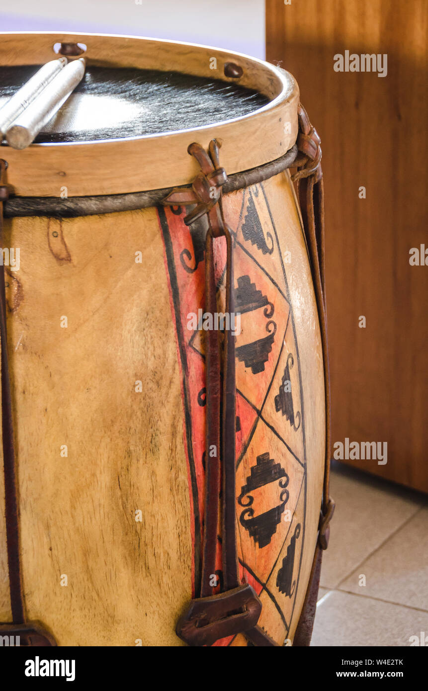 Vue verticale de Bombo Leguero et bâtons. Instrument de percussion d'Argentine, faite avec du bois et du cuir, utilisé dans la musique folklorique traditionnelle locale. Banque D'Images
