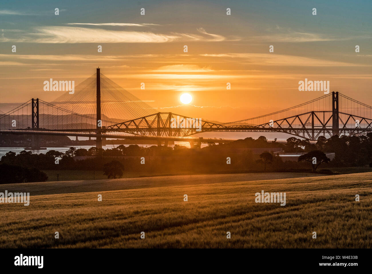 Queensferry Crossing au lever du soleil avec les trois Forth Bridges à South Queensferry Banque D'Images