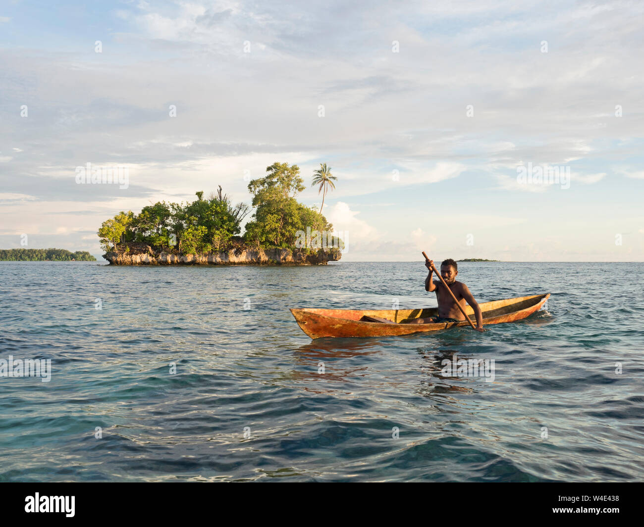 Et l'île des pêcheurs locaux en canot creusé dans la nouvelle Géorgie groupe, Province de l'Ouest, les Îles Salomon, Pacifique Sud Banque D'Images