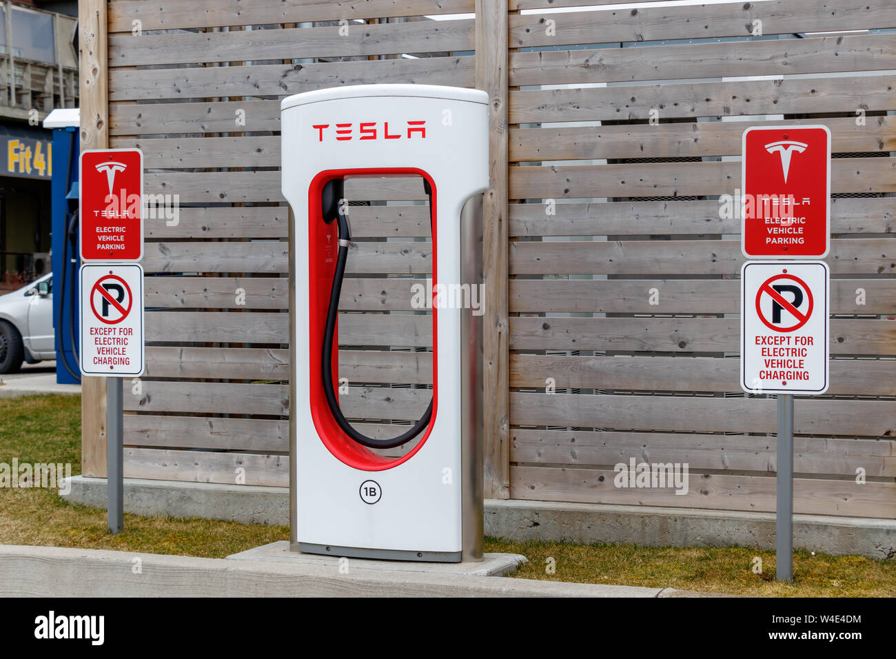 Décrochage compresseur Tesla avec l'information/restrictions à côté de signes. Banque D'Images Décrochage compresseur Tesla avec l'information/restrictions à côté de signes. Banque D'Images