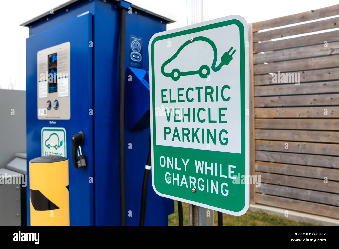 "Parking Véhicule électrique - seulement pendant la charge' et prise ou l'unité de puissance à l'arrière-plan. Banque D'Images