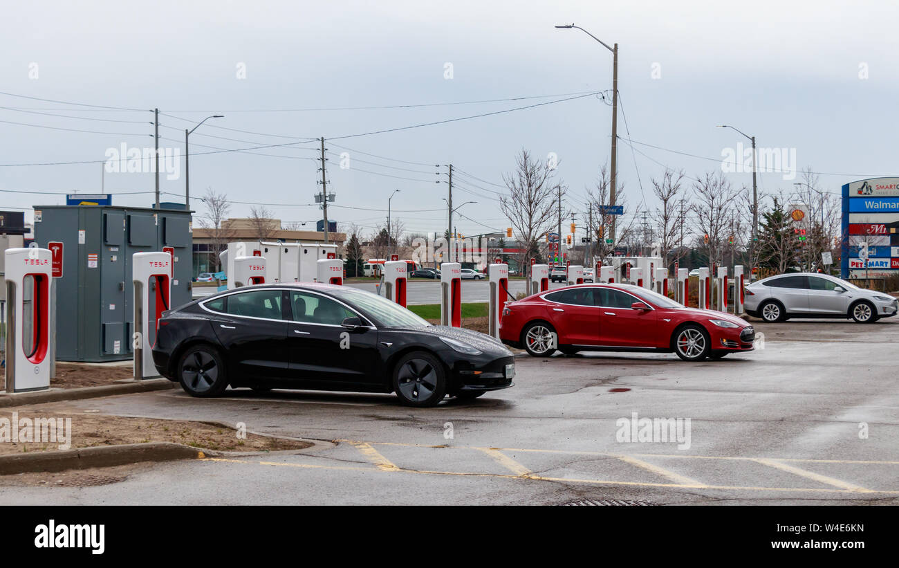 Modèle noir, rouge 3 Tesla Tesla Model S Tesla Model X Argent et branché en charge, à une station de compresseur Tesla à Mississauga, en Ontario. Banque D'Images