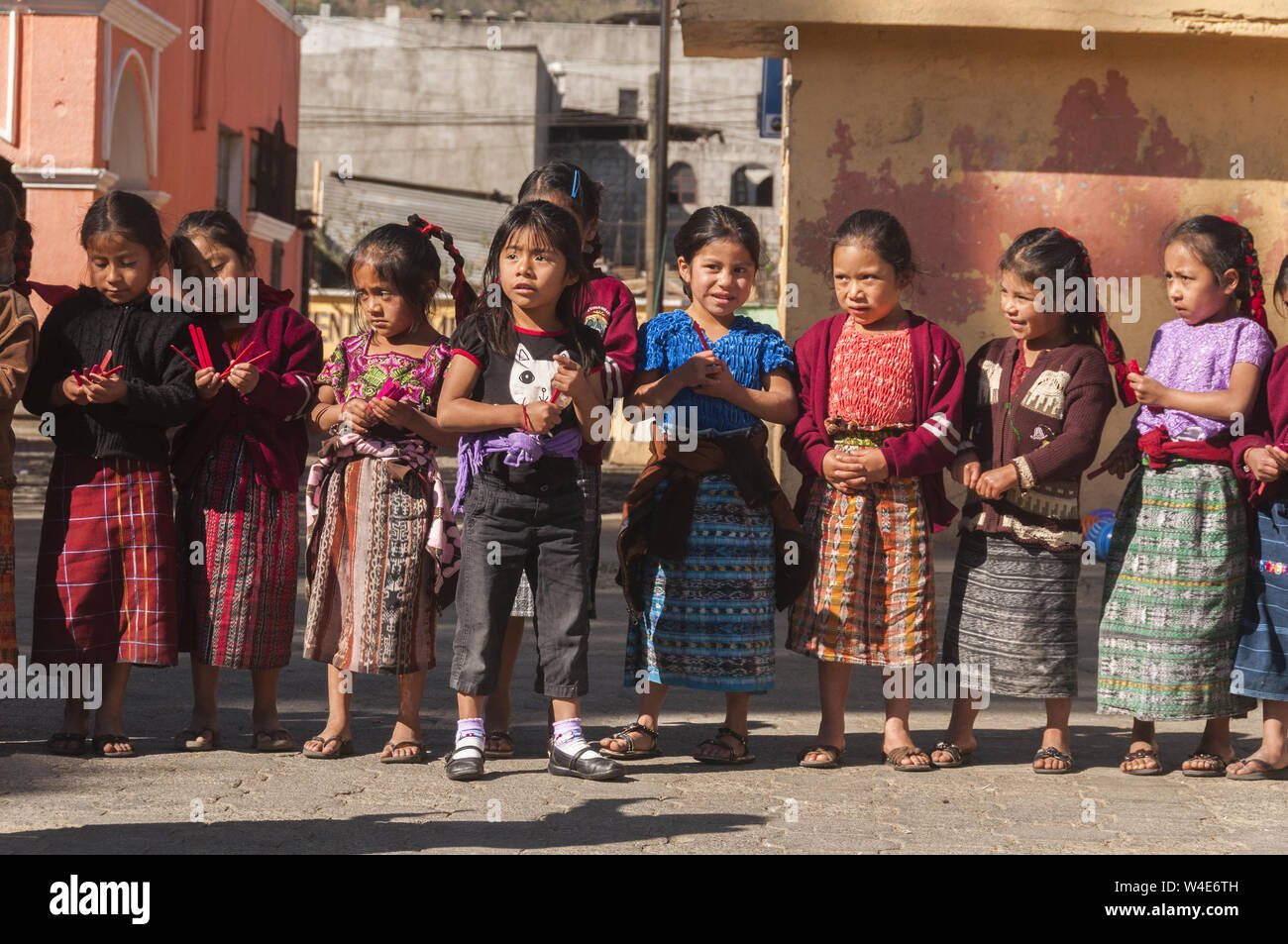 Guatemala, Santa Maria de Jesus, enfants guatémaltèques jouer pick up sticks game Banque D'Images