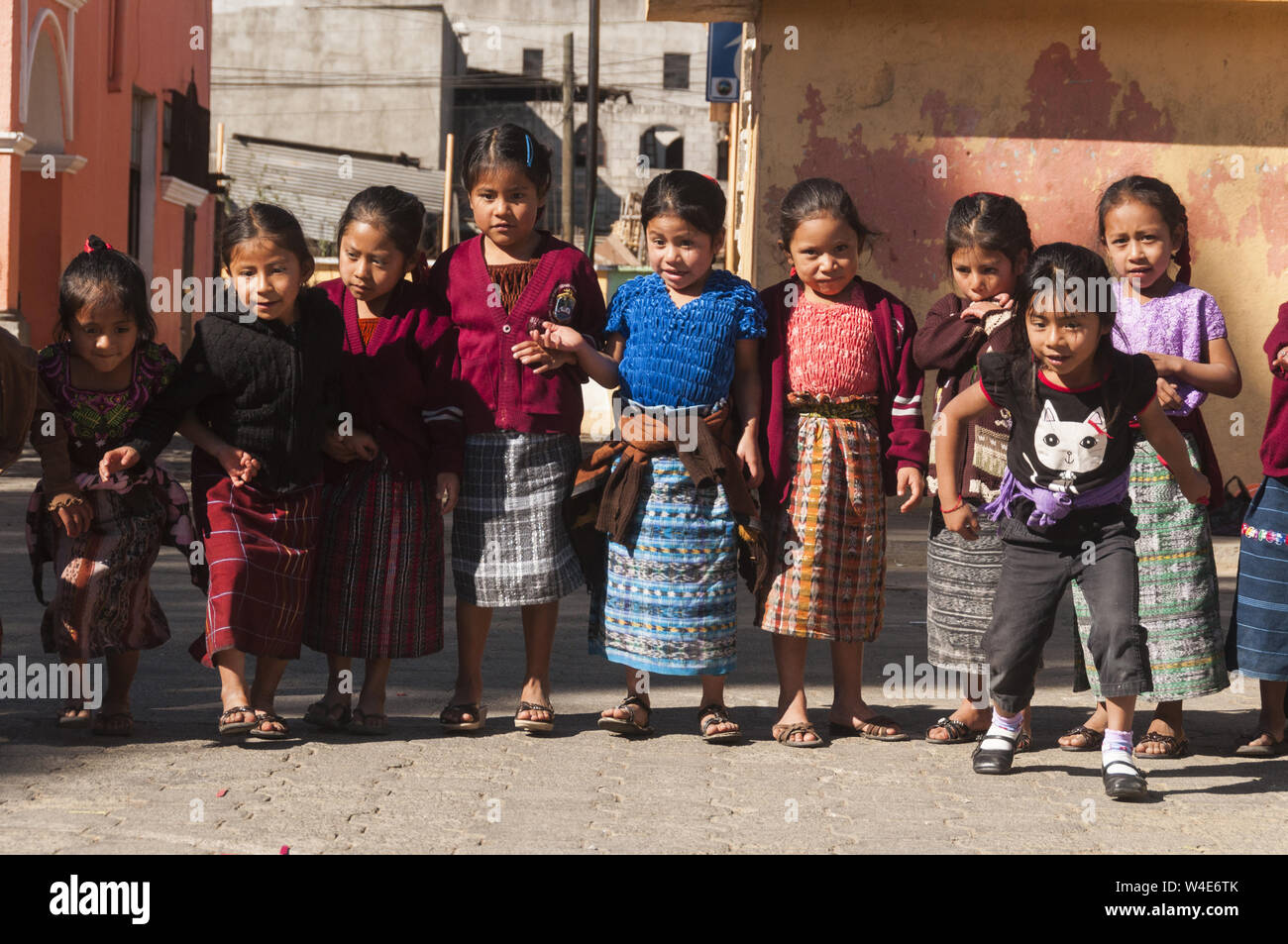 Guatemala, Santa Maria de Jesus, enfants guatémaltèques jouer pick up sticks game Banque D'Images