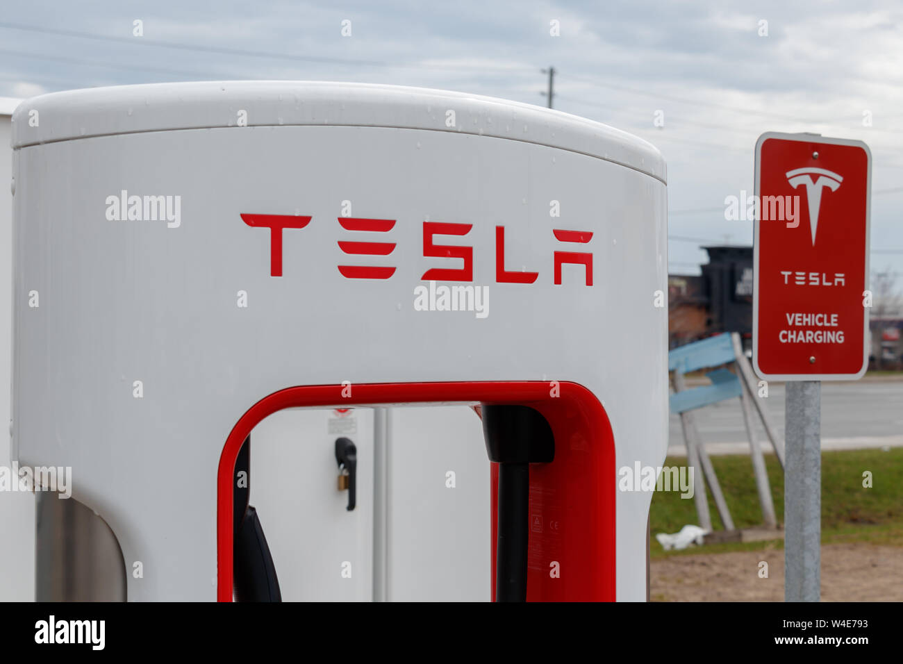 Haut de décrochage compresseur Tesla Tesla signe à côté de charge du véhicule. Banque D'Images Haut de décrochage compresseur Tesla Tesla signe à côté de charge du véhicule. Banque D'Images