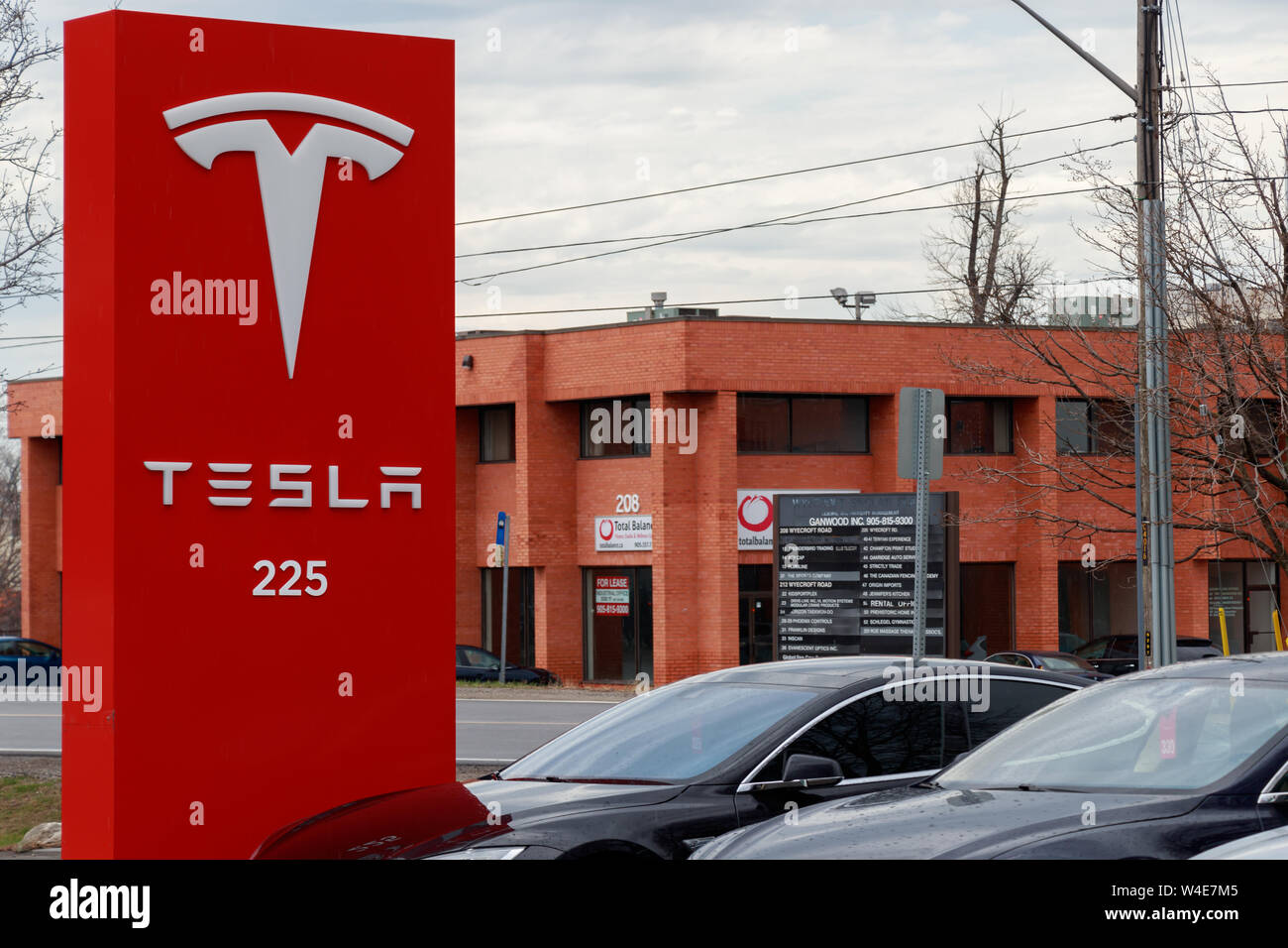 Inscrivez-Tesla Tesla au concessionnaire / Service Center à Oakville, Ontario. Banque D'Images Inscrivez-Tesla Tesla au concessionnaire / Service Center à Oakville, Ontario. Banque D'Images